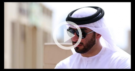 Arab business man dressed in the traditional attire talking|