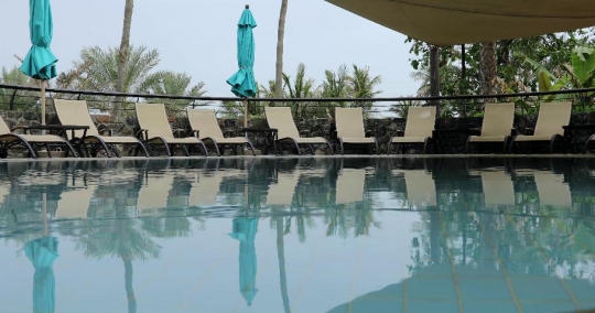 Kids running towards the pool|-