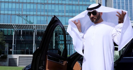 Arab Businessman fixing his kandoura |-