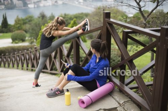 Streching girl on the stairs|Merdivenlerde esneyen kiz