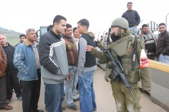palestinians at israeli checkpoint