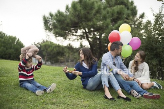 Family sitting on the grass|Çimenlere oturan aile