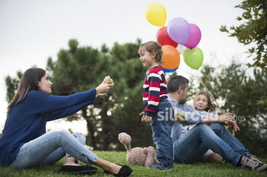 Family sitting on the grass|Çimenlere oturan aile