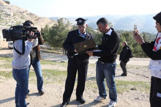Israeli  policeman and people 