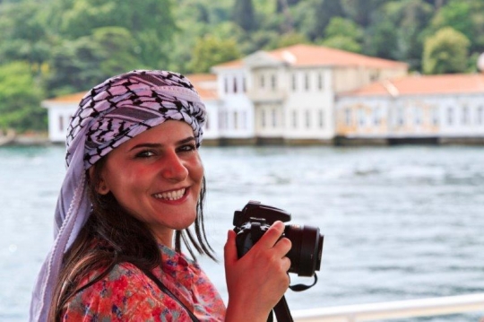 arabic tourist taking photos o