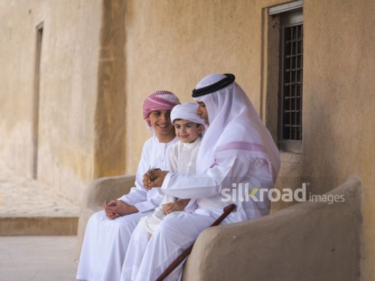 Old man giving money to grandchildren|-