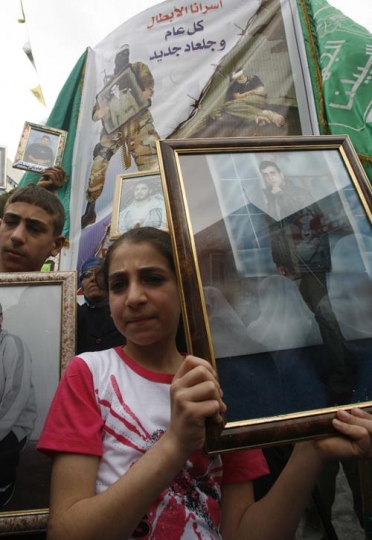 Palestinian girl carrying picture of prisoner