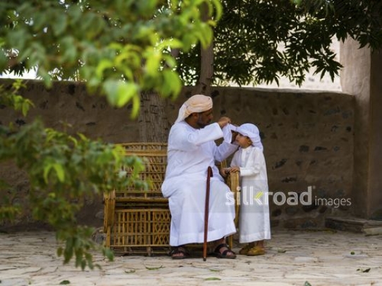 Grandfather icing outfit of grandson|-