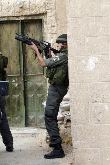 israeli soldier aiming his rif