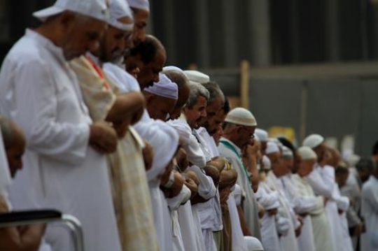 Prayer in the yard of the Kaab