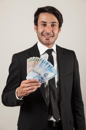 man hands holding uae currency note