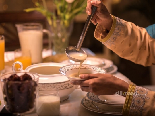 Pouring mushroom soup|-
