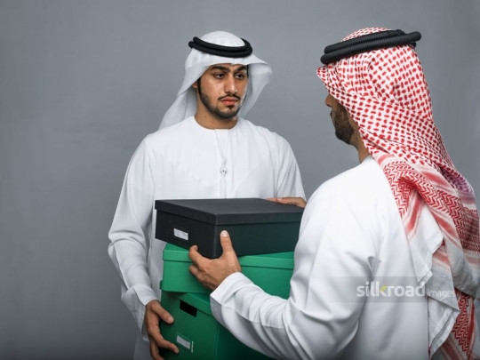 Two colleagues carrying boxes|