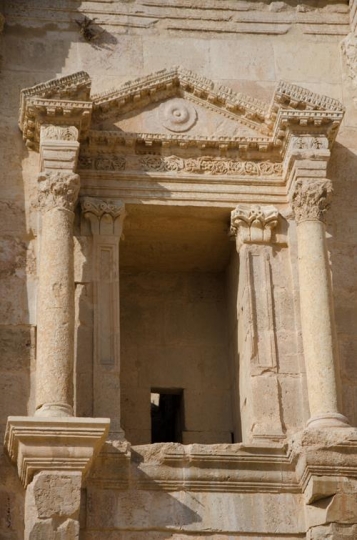 hadrians arch in jerash