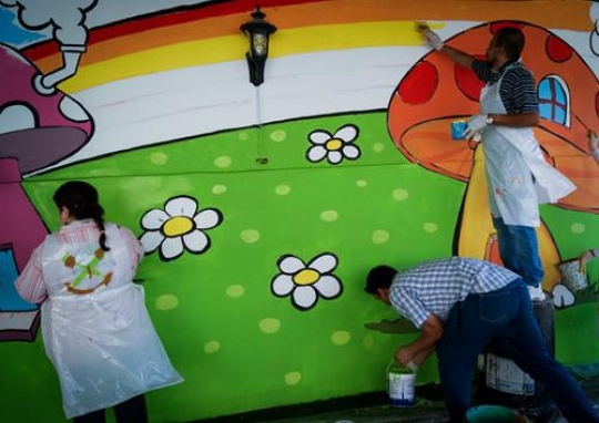 group of volunteer drawing on