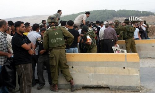 Palestinians at Israeli milita