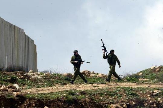 israeli soldier holding weapon
