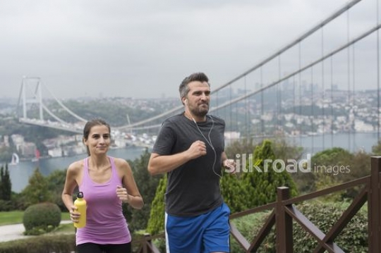 A couple climbing up the stairs|Merdiven çikan çift