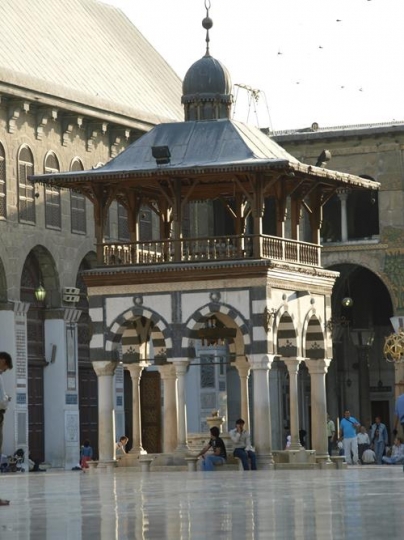 yard of ummayad mosque in damascus