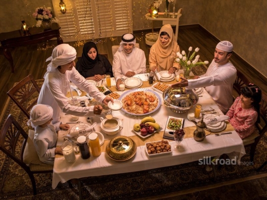 Serving iftar meal|-