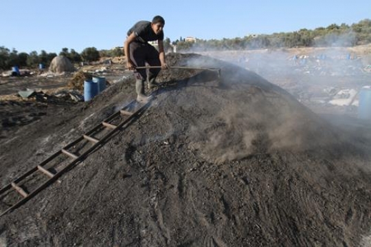 palestinian worker assemble ce