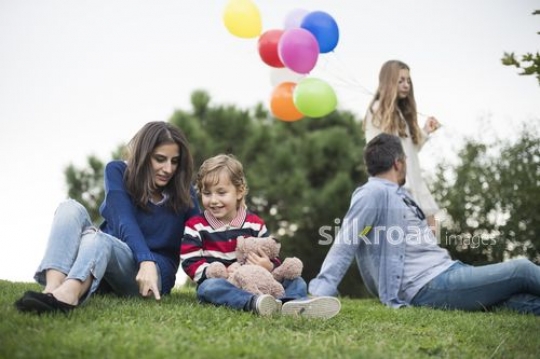 Family sitting on the grass|Çimenlere oturan aile