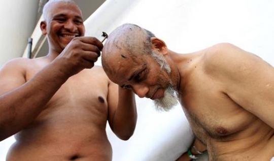 Shave head in Hajj