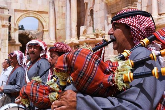 bedouin play bagpipe