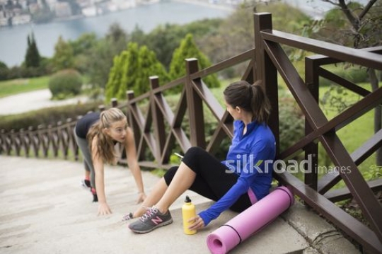 Sportive girls on the stairs|Merdivenlerdeki sportif kizlar