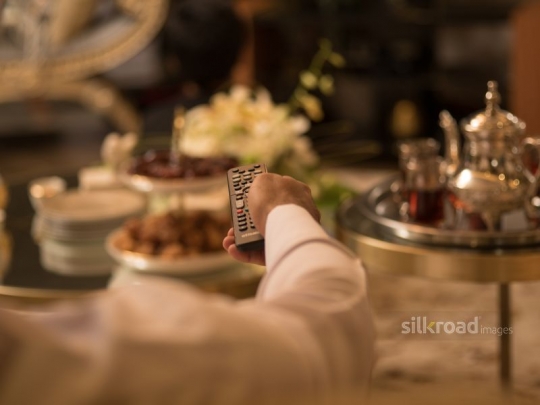 Man zapping channels|-