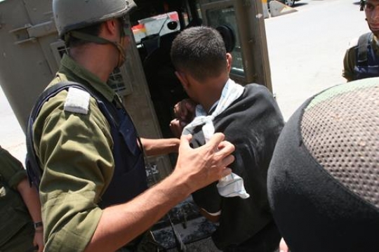 israeli soldier arresting palestinian 