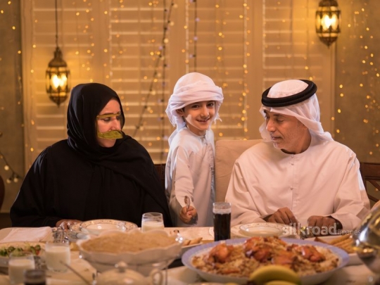 Boy peeking between grandparents|-