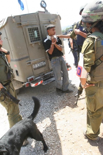 israeli soldier arresting palestinian 