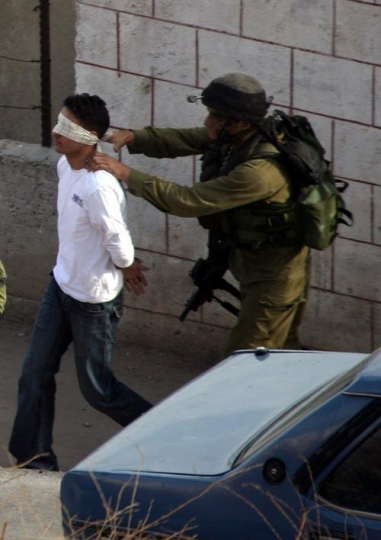 israeli soldier arresting pale