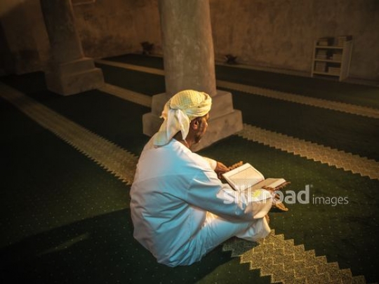 Old man reading qur'an at the mosque|-