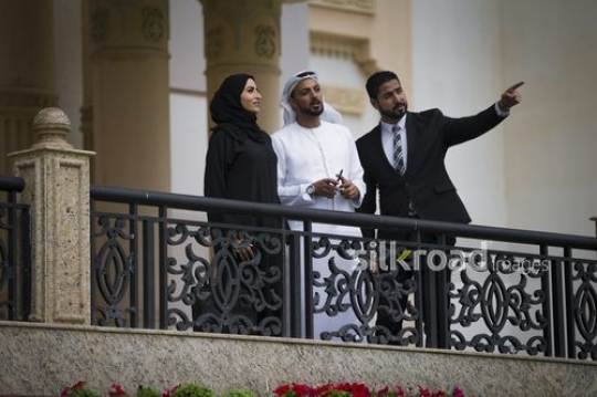 Businessman talking to his colleagues on the bridge|-