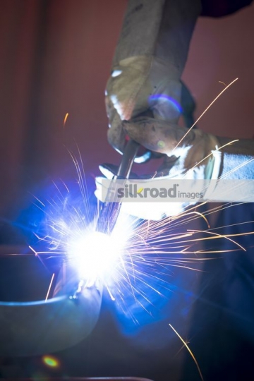 Employee at work at the car workshop|