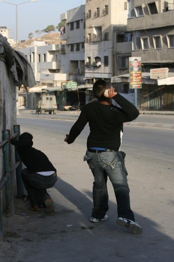 palestinian young throwing sto