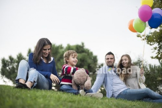 Family sitting on the grass|Çimenlere oturan aile
