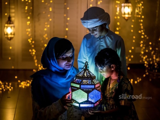 Mother with children and lanterns|-