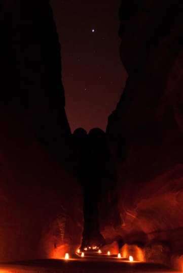walk by night to Petra Treasury with candle illumination