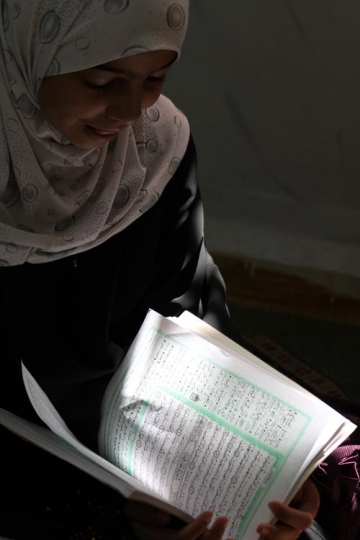 muslim girl reading koran