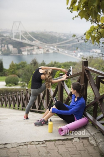 Girls having rest on the stairs after sport|Spor sonrasi merdivenlerde dinlenen kizlar