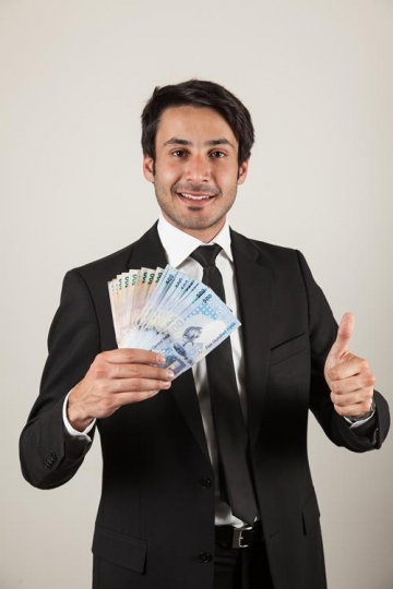 man hands holding uae currency note