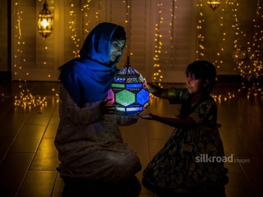 Mother and daughter with lantern|-