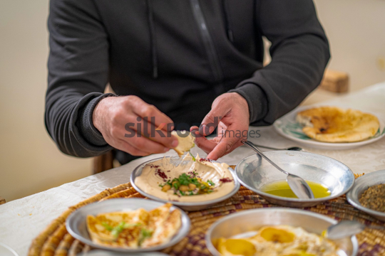 family-ramadan-eftar-food-eating-061