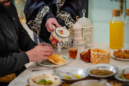 family-ramadan-eftar-food-eating-064