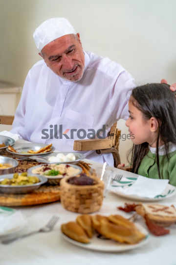 family-ramadan-eftar-food-eating-065