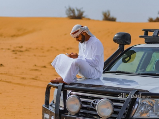 Man texting from car