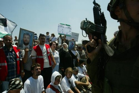 palestinian protesters with si